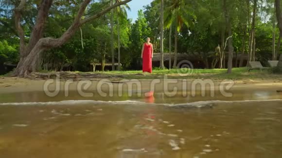 在海岸穿红色裙子的女人视频的预览图