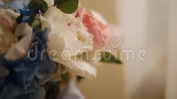 靠近窗户的婚礼花束视频的预览图