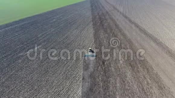 犁田拖拉机的俯视图使土壤腐烂视频的预览图