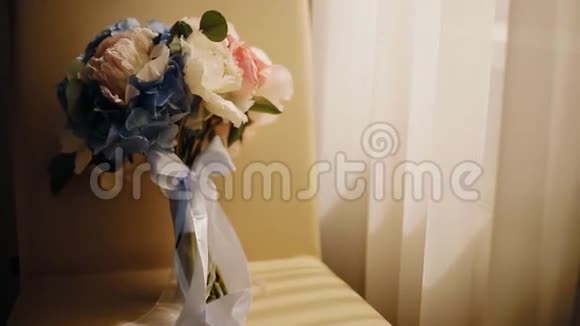 靠近窗户的婚礼花束视频的预览图