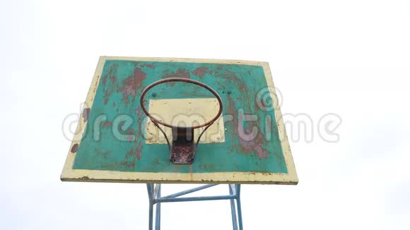 旧篮球篮底景户外生锈的铁球进入篮筐视频的预览图