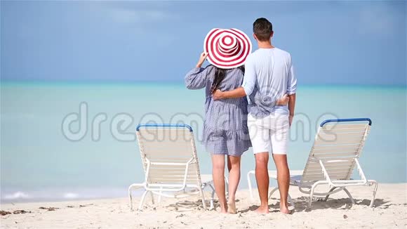 暑假期间在白色海滩上的年轻夫妇幸福的家庭享受蜜月视频的预览图
