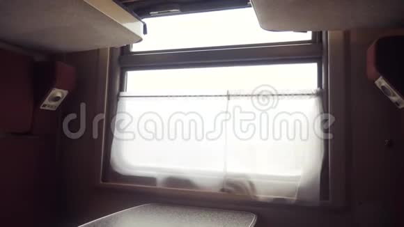 铁路概念火车旅程旅行从一列移动火车的窗口观看美丽的俄罗斯冬季铁路旅行慢慢慢慢视频的预览图