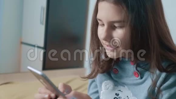 网上购物小女孩写了一条信息在社交生活方式媒体信使聊天儿童技术和视频的预览图