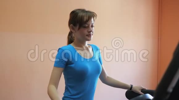 体育厅女孩在健身房训练视频的预览图