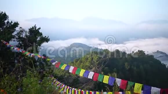 尼泊尔安纳普尔纳地区喜马拉雅山的祈祷旗视频的预览图