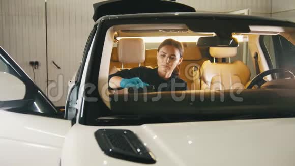 汽车细节女人在豪华车上清洗仪表板视频的预览图