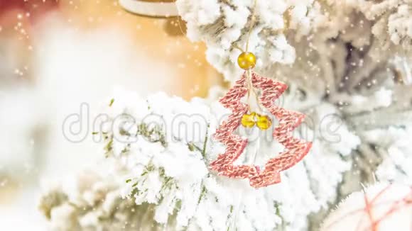 圣诞树玩具装饰品和白雪覆盖的圣诞树树枝视频的预览图