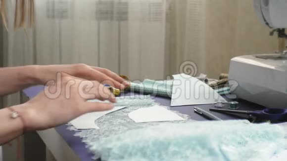 桌面女裁缝设计师内衣侧视紫色背景视频的预览图