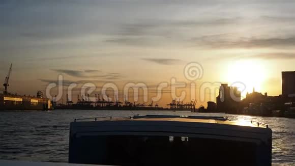 德国汉堡日落时与船在港口游览视频的预览图