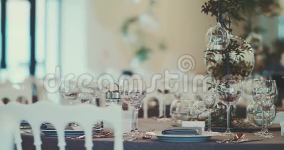 装饰的婚礼桌视频的预览图