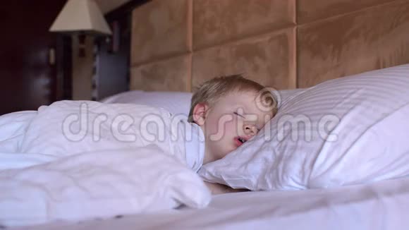 小男孩正在床上睡觉视频的预览图