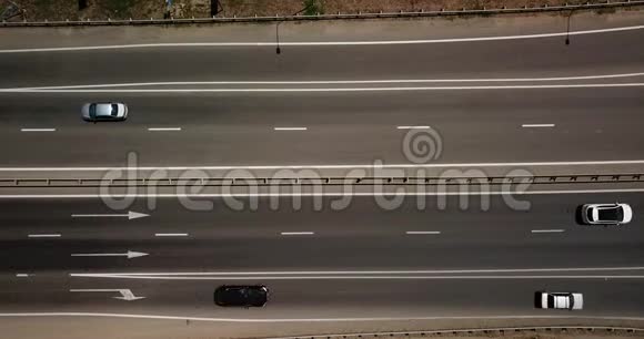 夏季交通路口的空中镜头交通十字路口日景从上方与圆圈路视频的预览图