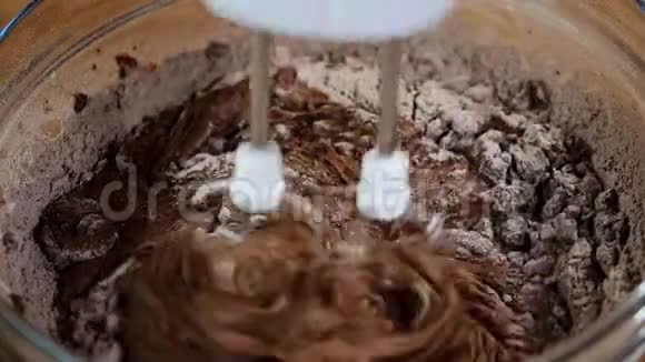 巧克力蛋糕面糊和搅拌机混合视频的预览图
