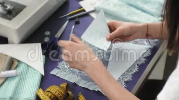 桌面女裁缝设计师内衣侧视紫色背景视频的预览图