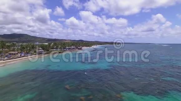 空中无人机海滩射击视频的预览图