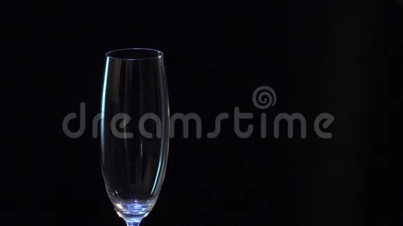 香槟流入玻璃视频的预览图
