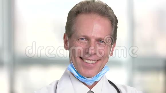 高兴的成熟男人医生的脸视频的预览图