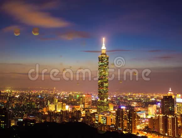 台湾台北夜空中的中国灯笼形象视频的预览图