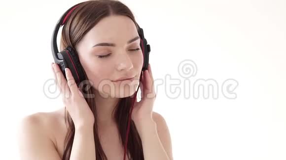 一个带音乐的大耳机女人的肖像视频的预览图