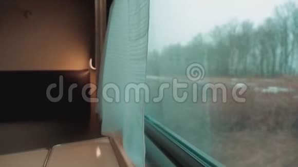生活方式的内部马车铁路车厢内的火车车厢概念火车旅行美丽的景色视频的预览图