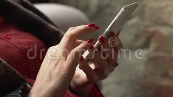 女人用手机视频的预览图