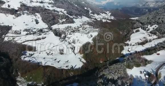 冬季瑞士山脉的鸟瞰图视频的预览图