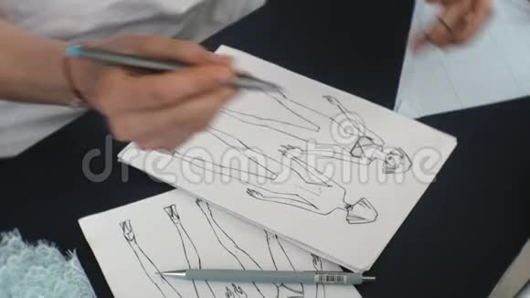 桌面女裁缝设计师内衣侧视蓝色背景视频的预览图