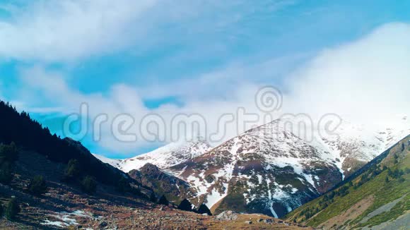 西班牙比利牛斯山脉太阳光山全景4k视频的预览图