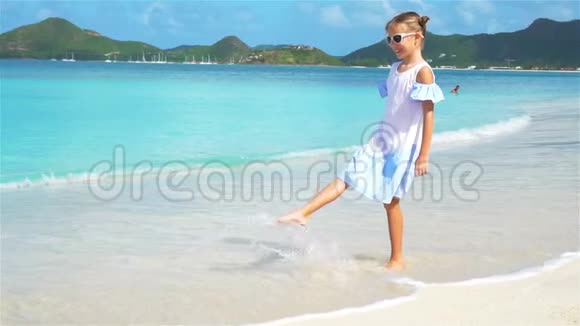 加勒比海岛海滩上可爱的小女孩视频的预览图
