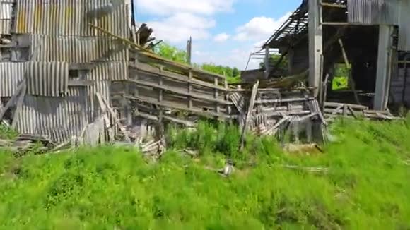 飞机槽毁了大楼旧谷仓空中镜头视频的预览图