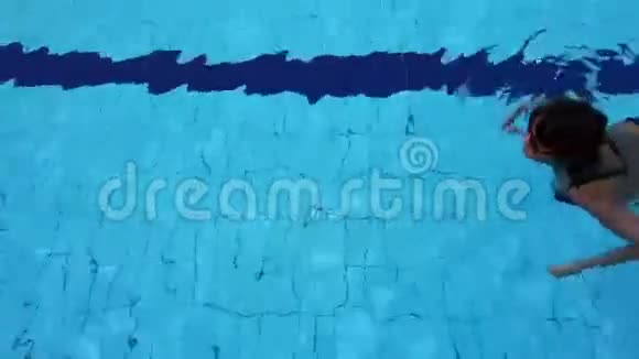有魅力的女人在游泳池里游泳视频的预览图