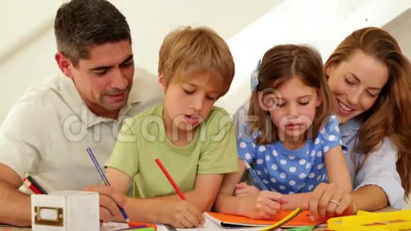 快乐的父母和孩子一起涂色视频的预览图