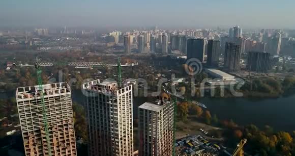 城市景观鸟瞰与在建建筑和工业起重机建筑工地视频的预览图