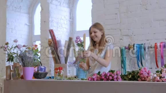 专业的花艺师在工作室工作视频的预览图
