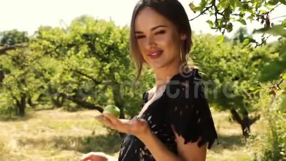 美丽的年轻女子长发鲜艳的妆容自然背景景观干穗草和树木花园夏季模特礼服视频的预览图