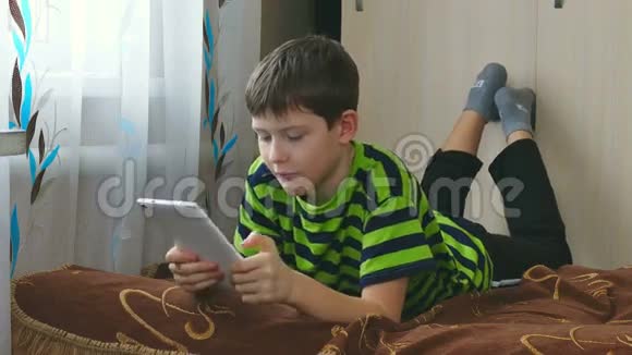 少年游戏青少年玩平板电脑上网视频的预览图