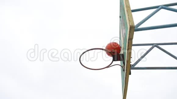 运动旧篮筐篮球底景户外铁锈球进入篮筐视频的预览图
