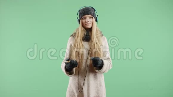 冬天戴耳机听音乐的快乐女孩视频的预览图