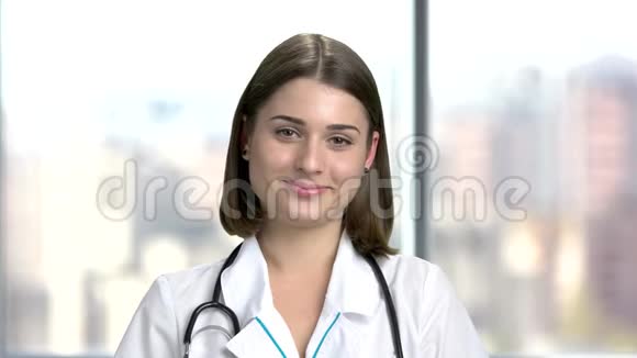 年轻漂亮女医生的肖像视频的预览图