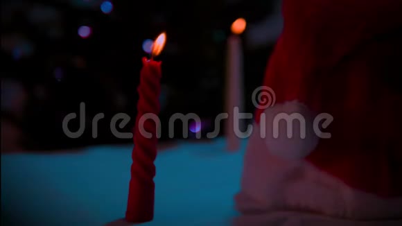 带有礼物和蜡烛镜头的圣诞装饰视频的预览图