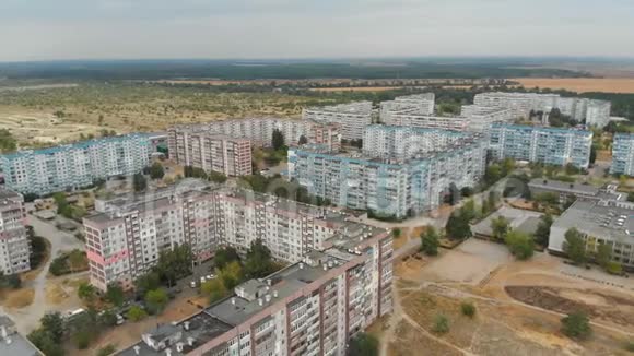 城市住宅多层建筑的鸟瞰图视频的预览图