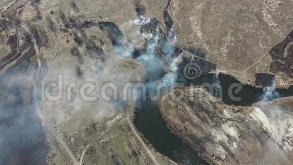 烟雾从燃烧的枯草无人机图像视频的预览图