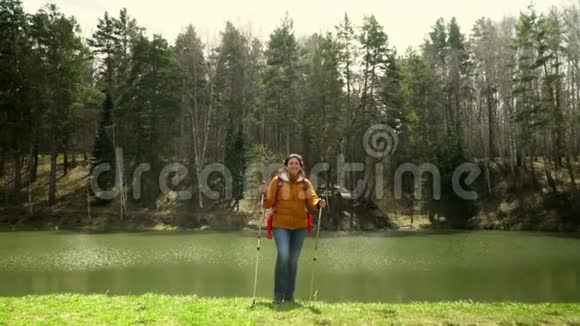 那个带着红色背包的女人在森林路上旅行斯堪的纳维亚人散步视频的预览图
