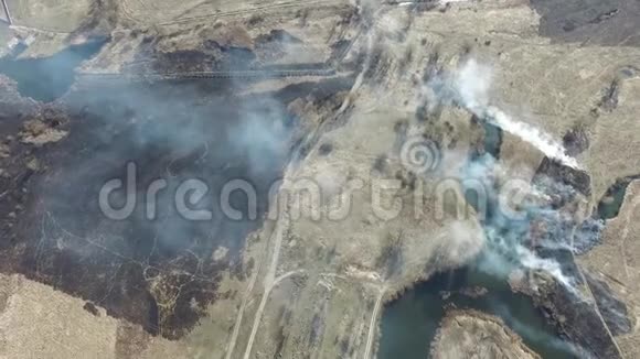 烟雾从燃烧的枯草无人机图像视频的预览图