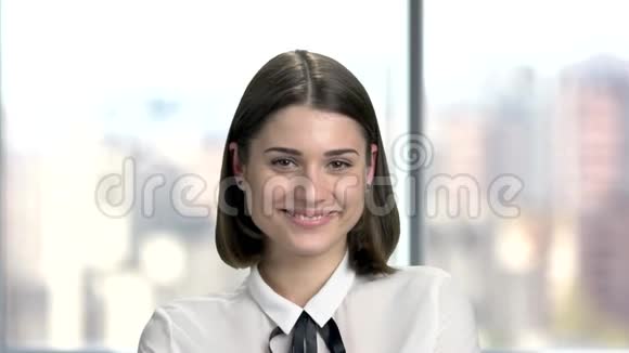 年轻成功商业女性的肖像视频的预览图