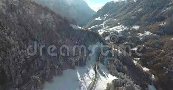 冬季瑞士山脉的鸟瞰图视频的预览图