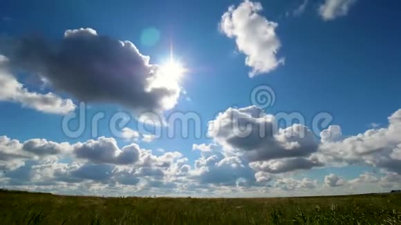 绿野夏景时光流逝云和蓝天视频的预览图