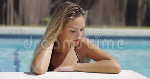 迷人的模特在泳池里摆姿势视频的预览图