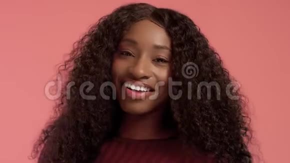 美丽的黑人混血非洲裔美国妇女留着长长的卷发和完美的微笑视频的预览图